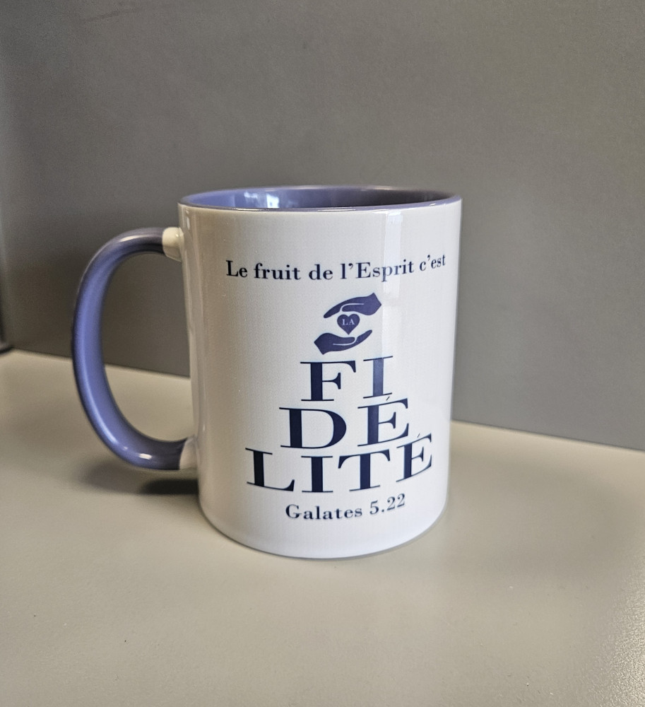 Mug bicolore blanc/violet, "La fidélité" Galates 5.22