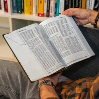 Bible Segond 21, gros caractères - couverture souple noire en fibrocuir, tranche argentée