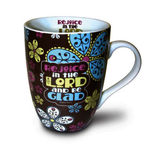 TASSE MULTICOLORE AVEC FOND BRUN "REJOICE IN THE LORD AND BE GLAD" 350 ML