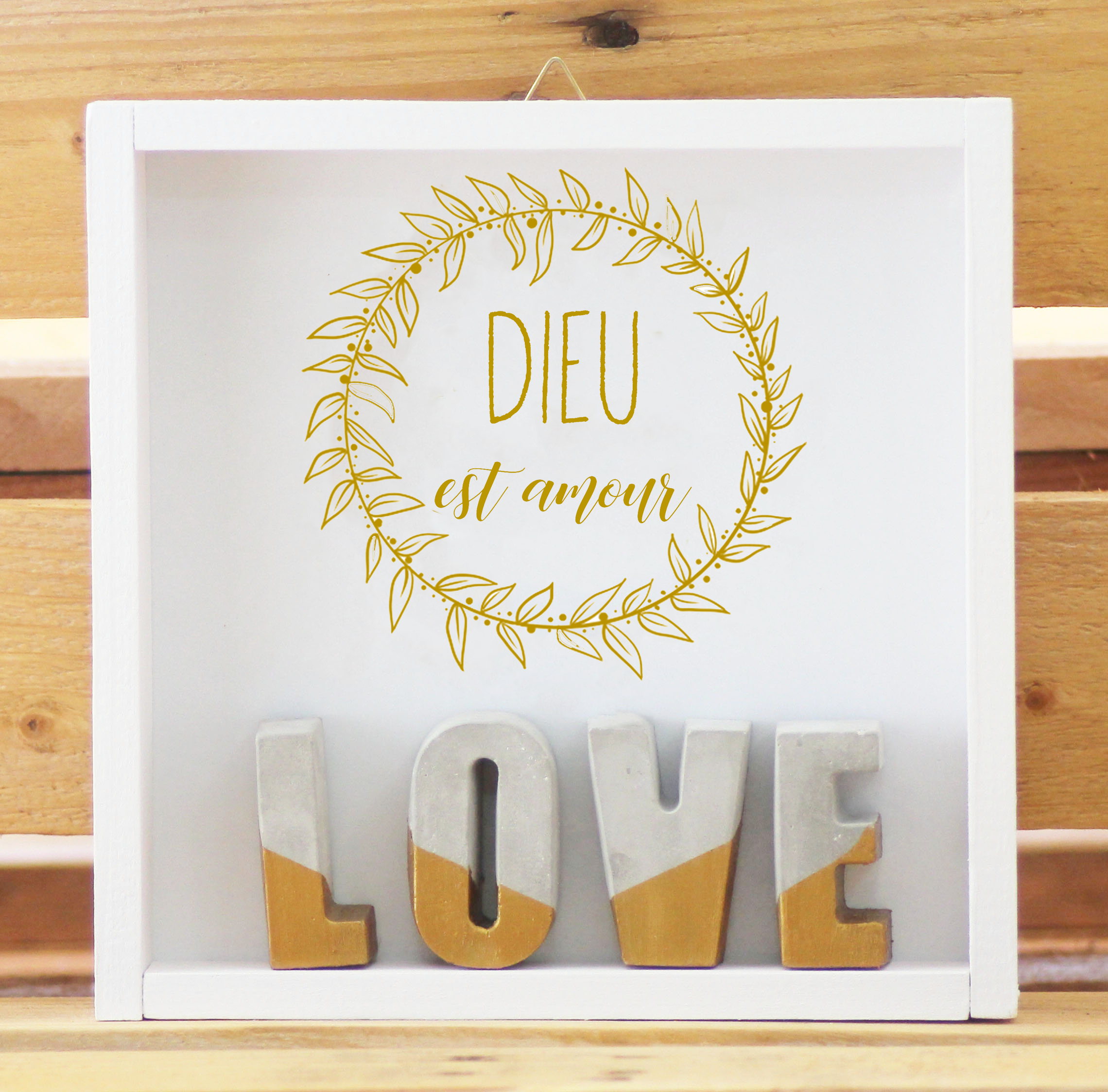 Cadre en bois LOVE - lettres ciment décor doré, cadre peint en blanc, avec crochet