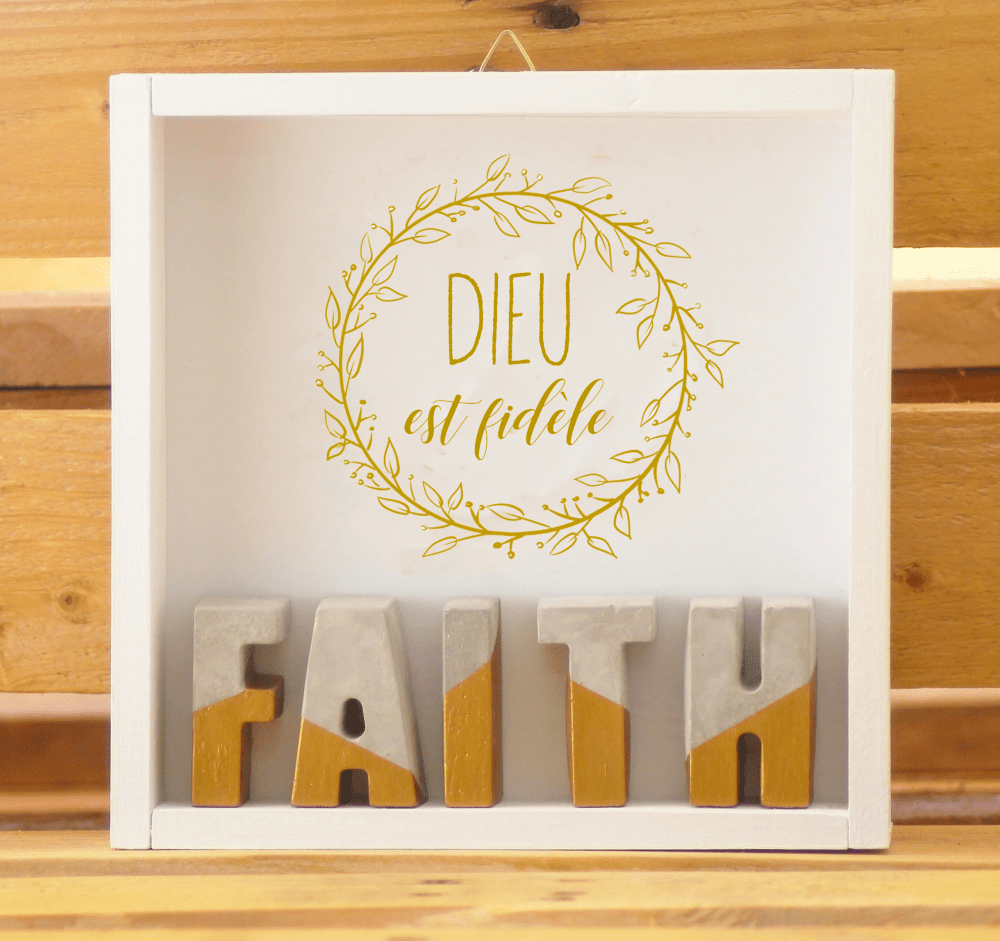 Cadre en bois FAITH - lettres béton décor doré, cadre peint en blanc, avec crochet